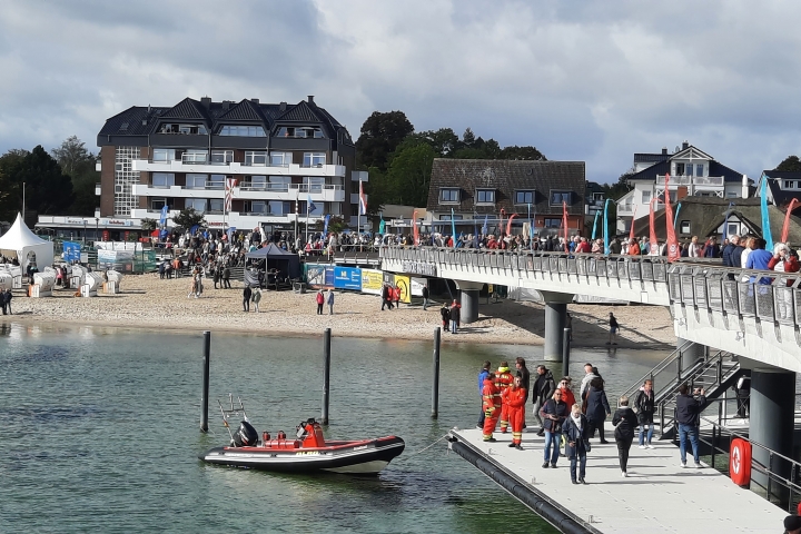 Blick vom Balkon auf Seebrücke, Promenade und Strand.