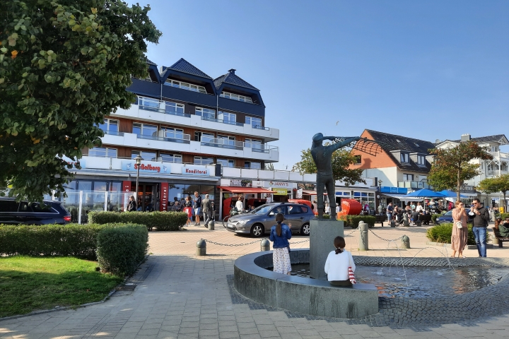 Hier haben Sie den Strand, den Pavillon an der Promenade und die Spielgeräte am Strand im Blick