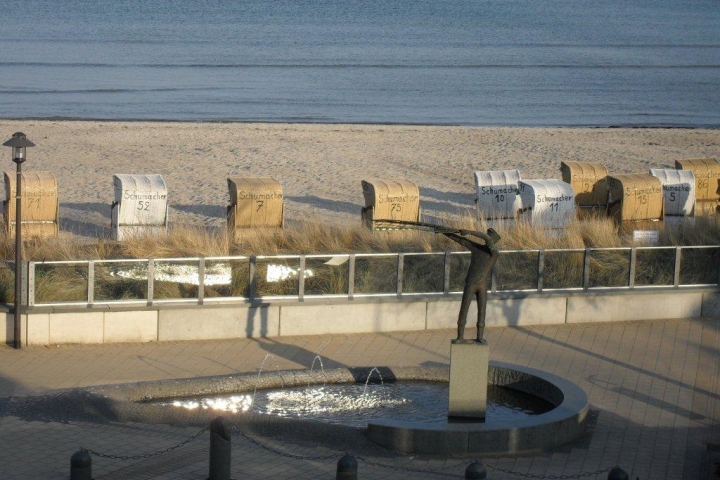 Den Strand und die hübsche Promenade direkt vor dem Haus