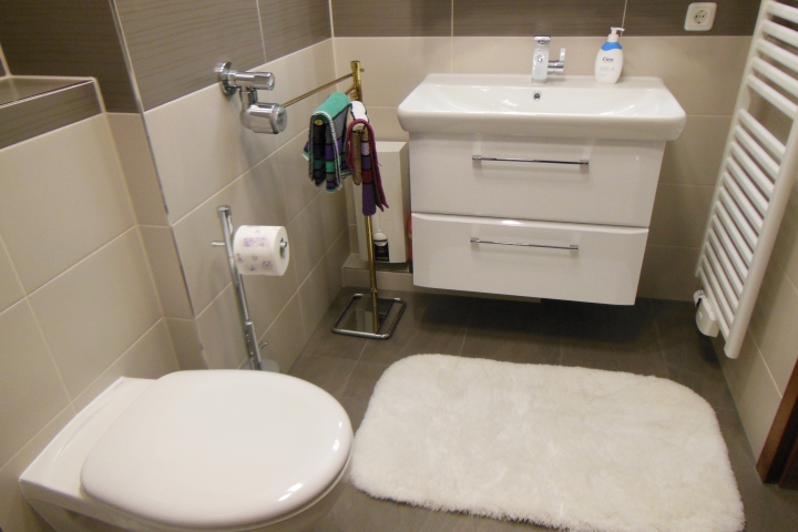 Neues Duschbad mit Unterschrank