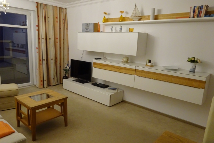 Moderne helle Schrankwand