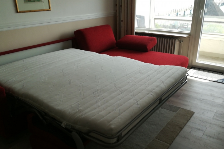 Vollwertiges Bett, wenn man das Sofa ausklappt als Liegefläche