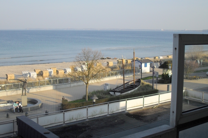 Blick vom Balkon auf Ostsee, Strand und Promenade