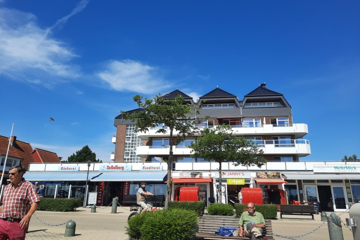 Gegenüber dem Haus Strandperle ist die Seebrücke sowie die Promenade gelegen. Vom Wohn- sowie Schlafzimmer aus schaut man auf diese Ansicht.
