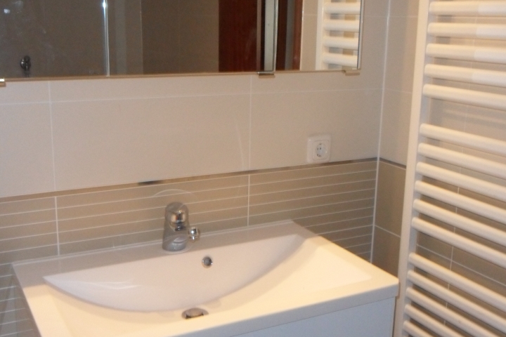 Sehr hübsches Duschbad mit Spiegelschrank