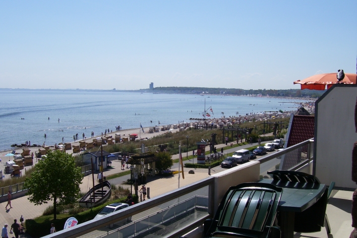 Balkon mit herrlichem Blick zur Ostsee, Promenade und Seebrücke