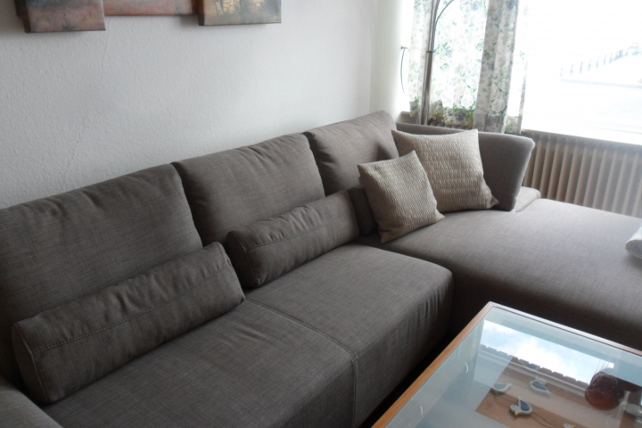Bequeme, hochwertige Couchgarnitur im Wohnzimmer zum Lümmeln und Wohlfühlen