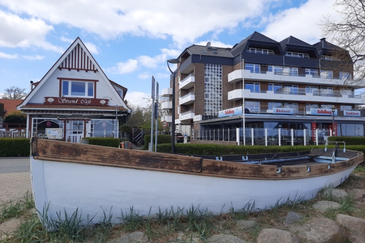 Einige Schritte trennen Sie nur vom Strand, Promenade und Pavillon in Haffkrug