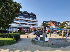 Hier haben Sie den Strand, den Pavillon an der Promenade und die Spielgeräte am Strand im Blick