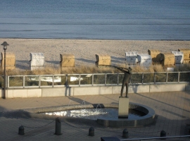 Den Strand und die hübsche Promenade direkt vor dem Haus