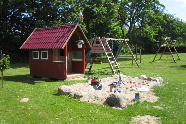 Kinderspielhaus, Rutsche, Wippe, Sandkiste uvm. auf dem Spielplatz