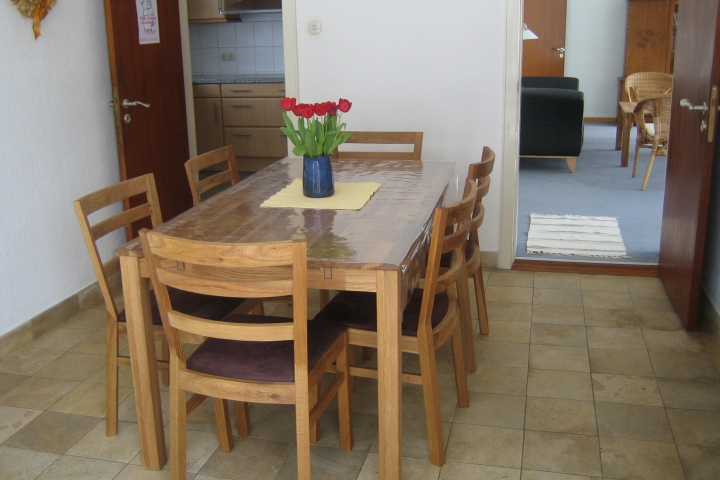 Der Tisch ist ausziehbar und bietet Platz für bis zu 10 Personen.