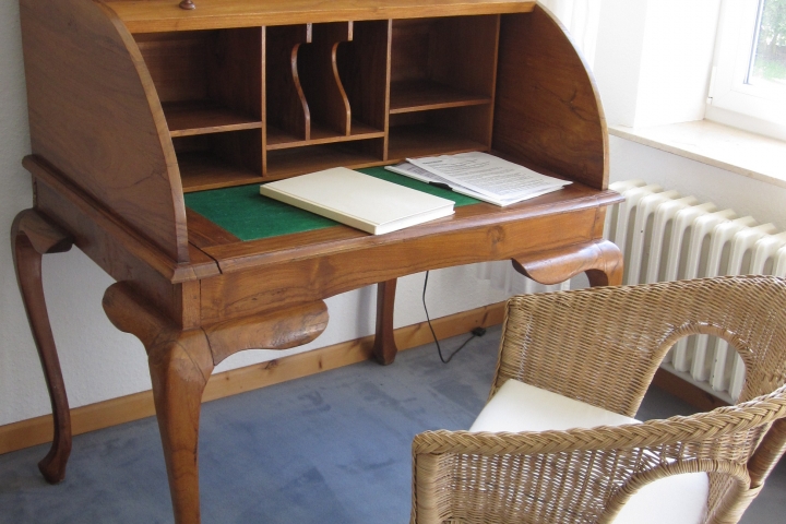 alter Schreibtisch im Wohnzimmer