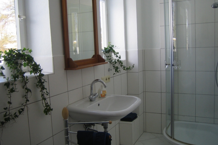 Das Haus verfügt über 2 Baezimmer (Dusche & Badewanne)