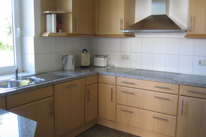Küche mit Geschirrspüler,90er Ceran-Kochfeld,Gefrierschrank uvm.