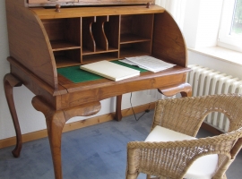 alter Schreibtisch im Wohnzimmer