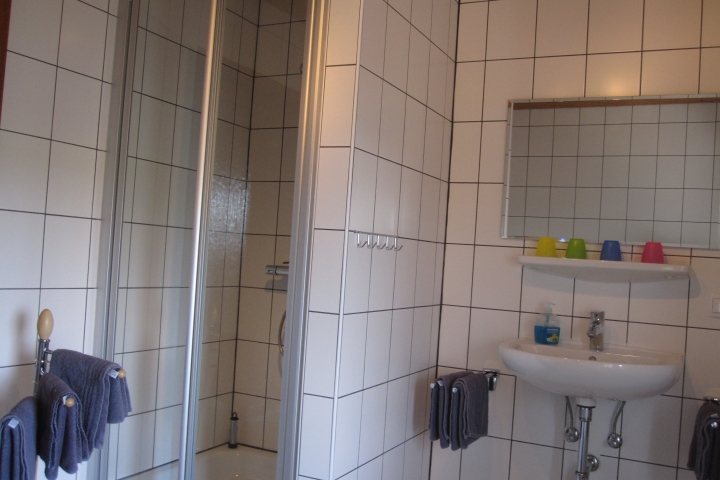 Badezimmer mit Wickelkommode,
Babybadewanne...