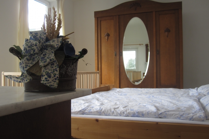 Schlafzimmer 1 mit Blick durch die beiden gr.Fenster auf den Hof. Kindergitterbett
Schlafen Sie gut!