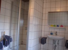 Badezimmer mit Wickelkommode,
Babybadewanne...