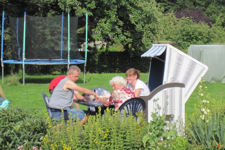 Trampolin, Klettergerüst, Fußballtor... & Entspannung
erwarten unsere kleinen & großen Gäste 