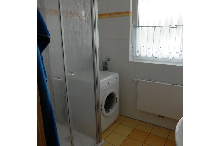 Bad mit Dusche und Waschmaschine