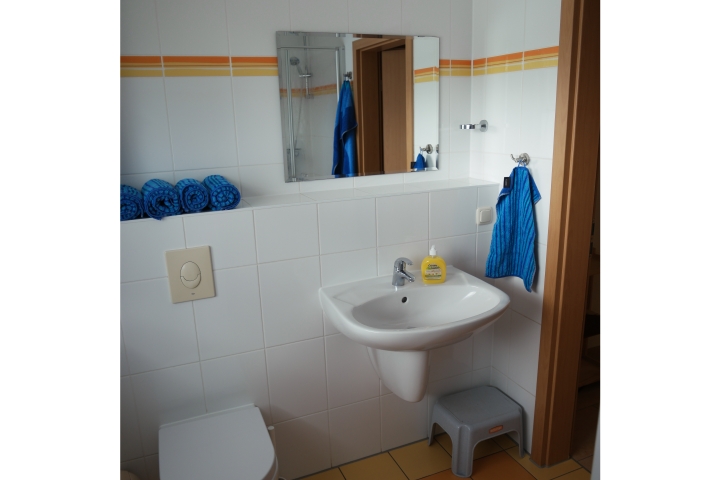 Bad mit Dusche und Waschmaschine