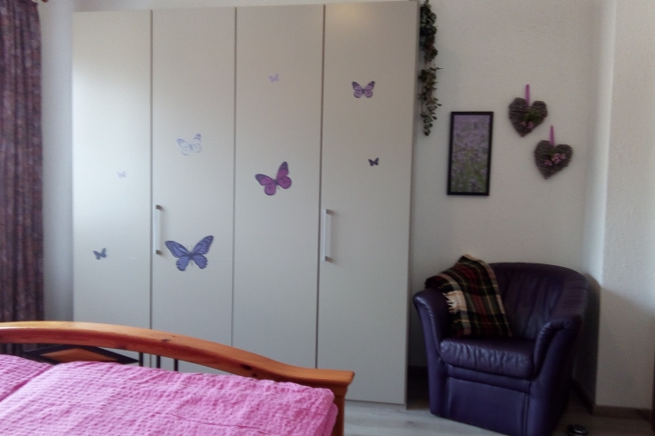 Schlafzimmerschrank und Sessel