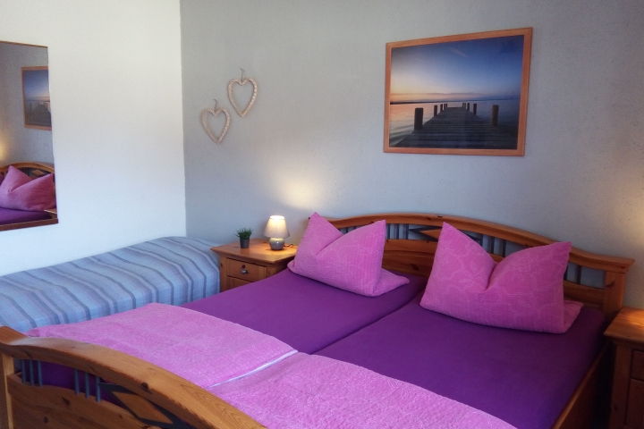 Schlafzimmer mit Einzel- und Doppelbett