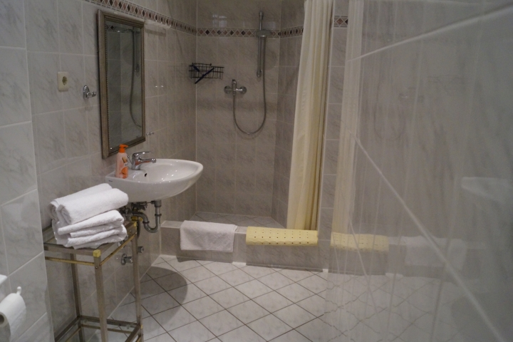 Badezimmer mit Fenster