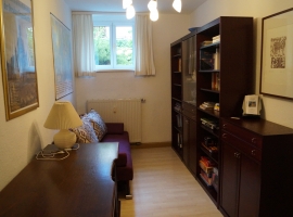 Arbeits- und Kinderzimmer mit Couch