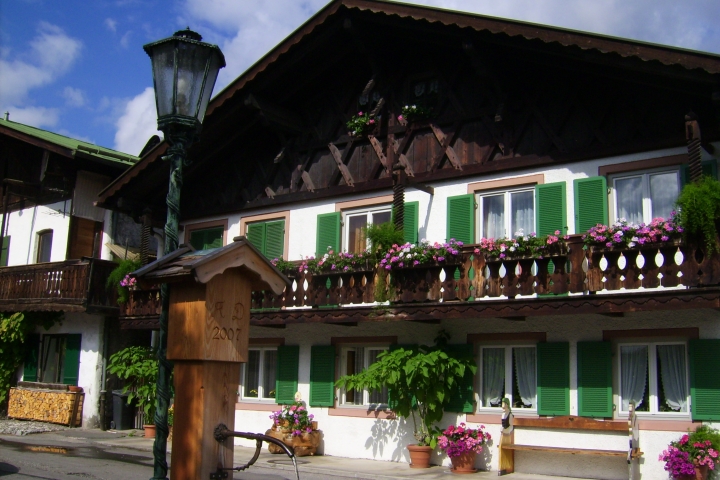 Typisches Bauernhaus mit Sonnenbankerl
in Garmisch