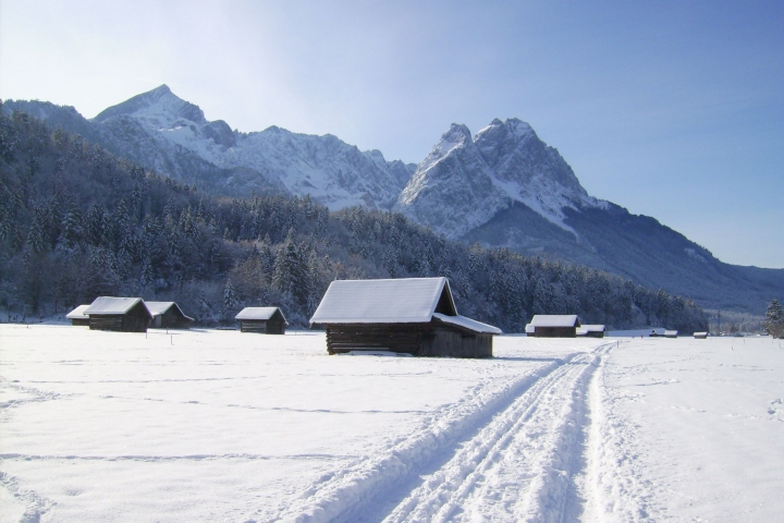 Wandern durch die Schneewiese in unmittelbarer Nähe