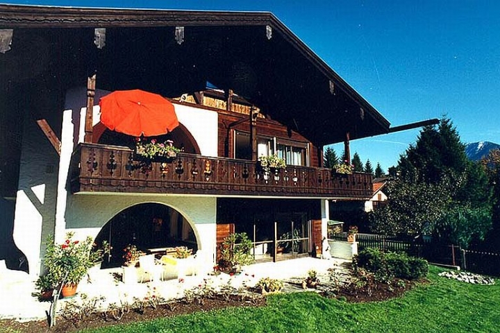 Ferienwohnungen Burgstaller | Haus Burgstaller Sommerzeit, Südansicht Freisitz, großer Balkon mit herrlichen Bergblick Gartenmöbel u. Liegestühle

