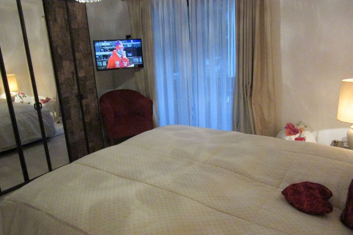 2. TV Flachbildschirm im Schlafzimmer ENZIAN.... vom Bett aus gemütlich fernsehen
