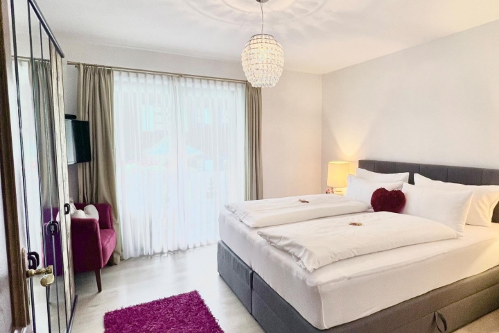 Wohlfühlschlafzimmer Zugang zum Süd/Westbalkon Enzian ***