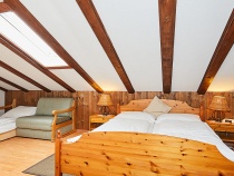 Schlafzimmer mit zusätzlicher Doppel- oder Einzel-Schlafcouch, festes Kinderbett 