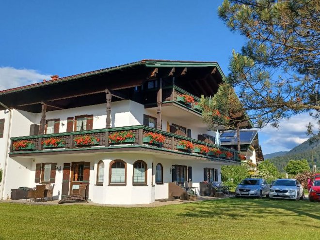 Haus Julia Ferienwohnungen | Das Haus Alpenland liegt ca. 200 Meter Luftlinie vom Chalet dr. Datz entfernt.