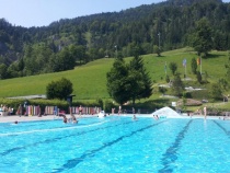 500 Meter entfernt und für  unsere Gäste unbegrenzt GRATIS: Freibad mit Riesenrutsche