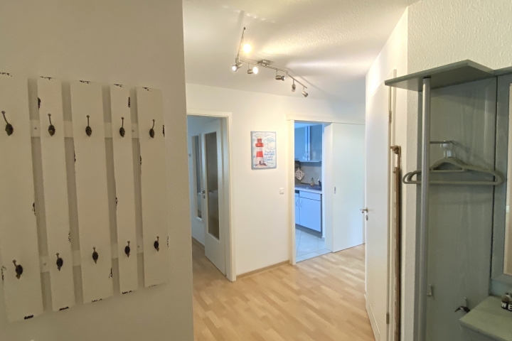 Strandfewo-Eingang mit Blick zum Flur in Richtung 1. Schlafzimmer und Küche
