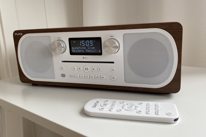 DAB+ Digitalradio mit CD-Player im Wohnzimmer