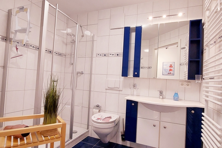 Bad mit Dusche, Ablageregal, Hocker, Badschränke, Badheizkörper sowie Fußbodenheizung (nur im Bad)