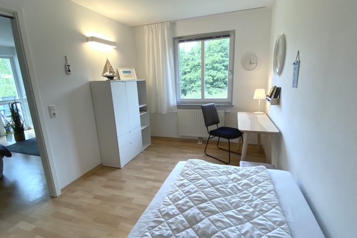 2. Schlafzimmer mit Universalliege für bis 2 Personen von Paidi (100 x 2m bis zu 1,90 x 2 m ausbaubar) mit Schrank