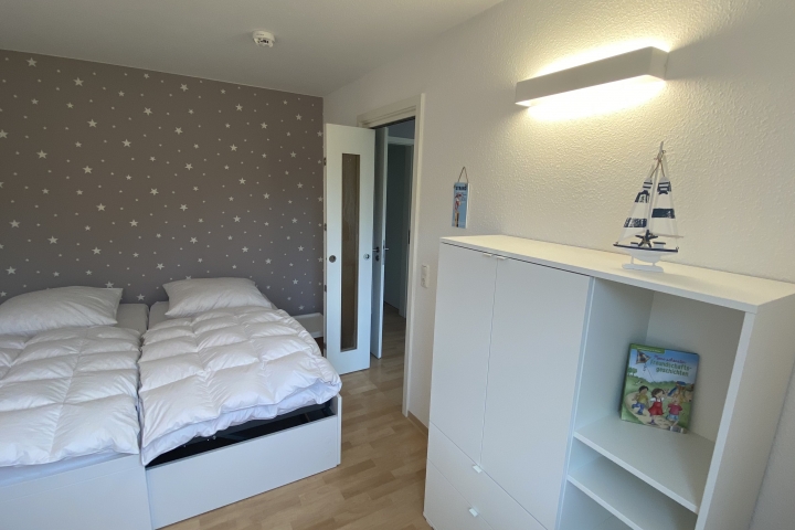 2. Schlafzimmer: Ausgezogen zu Doppelbett auf einer Ebene(gesamt 1,90 m x 2,00 m)