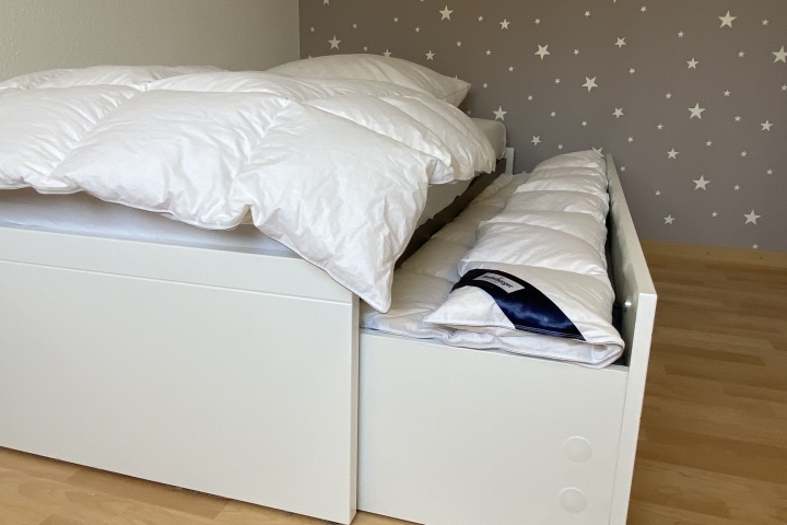 2. Schlafzimmer: Bett mit Decke lässt sich gut tagsüber verstauen und zusammenschieben bei Bedarf