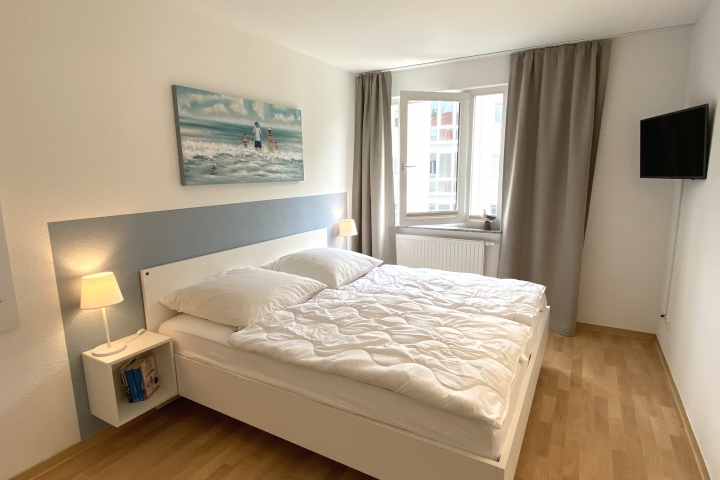 1. Schlafzimmer mit Kingsize-Bett 1,80 m x 2,00 m, Wäscheschrank & TV