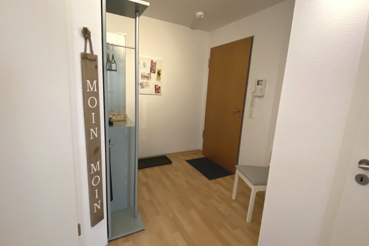 Strandfewo-Eingang von innen mit Garderobe und einem Stuhl