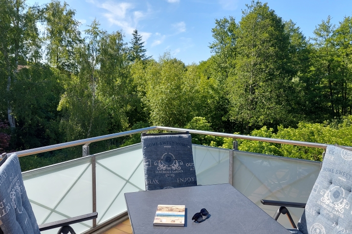 Eck-Balkon mit Sonnenschutz-Markise, Tisch und 4 Stühlen