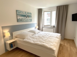 1. Schlafzimmer mit Kingsize-Bett 1,80 m x 2,00 m, Wäscheschrank & TV