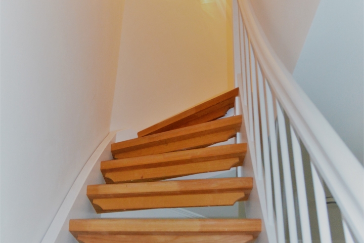 Holztreppe zum oberen Schlafzimmer vom Wohnbereich