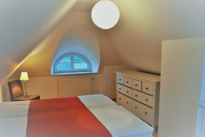 oberes Schlafzimmer mit Gaube und Dachfenster